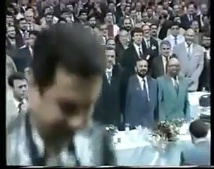Erbakan ve Erdoğan binlerce kişiyle beraber tekbir getiriyor