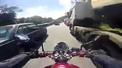 Sıkışık trafikte son hız motosiklet kullanmak