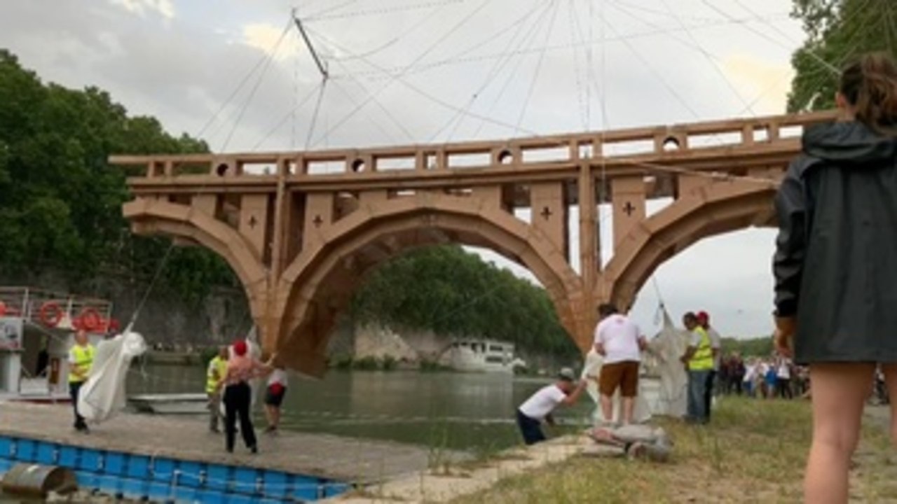 Un puente "volador" y efímero atraviesa el río Tíber de Roma