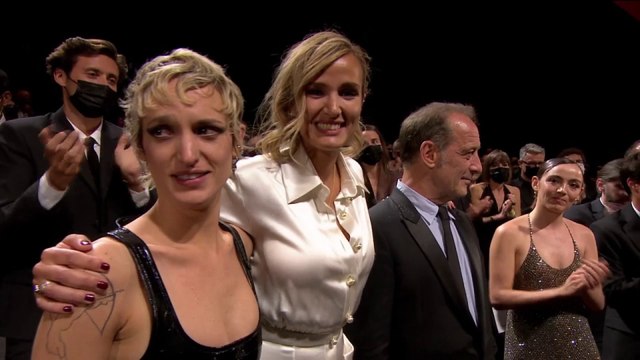 Julia Ducournau au bord des larmes suite à l'accueil de son film Titane - Cannes 2021