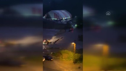 Derenin taşması sonucu yaklaşık 200 kişi düğün merasiminde mahsur kaldı (2)