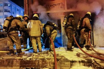 Son dakika haberleri: Esenyurt'ta oto döşeme dükkanında çıkan yangın söndürüldü