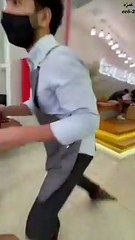 أغرب طريقة لتقديم المشروبات في الرياض: فيديو سيفاجئك ما جاء فيه