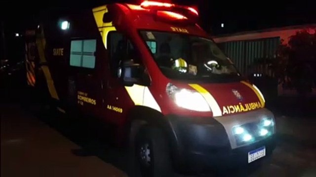 Mulher cai em escada, sofre lesão na perna e é socorrida pelo Siate na Rua Osvaldo Cruz, no Cancelli