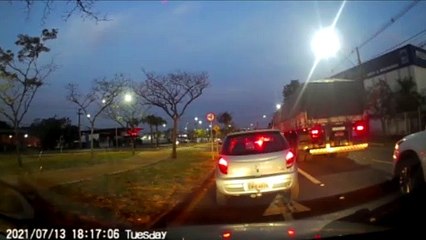 Motorista apressadinho fura fila e brinca de "rally" no canteiro central da Avenida Brasil