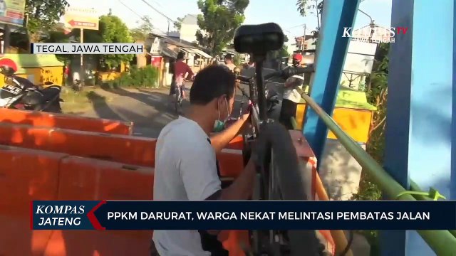 PPKM Darurat, Warga Nekat Melintasi Pembatas Jalan
