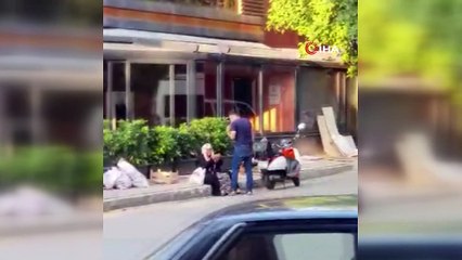 Silahlı saldırganın sokak ortasında annesini darp ettiği anlar kamerada