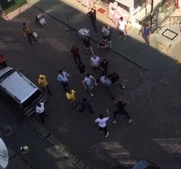 Avcılar'da iki grup birbirine kemerle saldırdı
