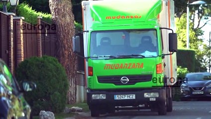 Un camión de mudanza entra en casa de Ramón García y Patricia Cerezo