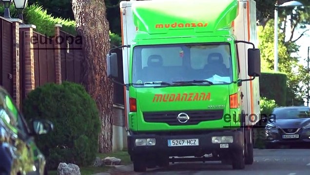 Un camión de mudanza entra en casa de Ramón García y Patricia Cerezo
