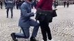 14 juillet - Regardez ce moment pas vu à la télé, d'un militaire qui se met à genoux sur les Champs-Elysées pour une demande en mariage juste avant le défilé