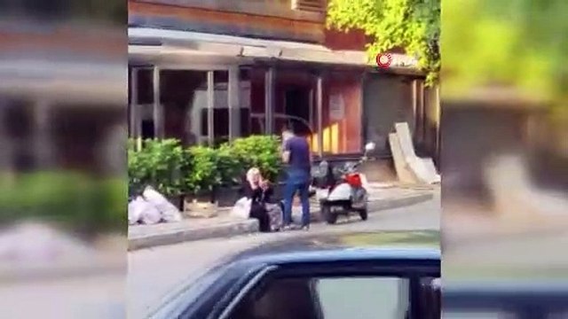 Böyle evlat olmaz olsun! Sokak ortasında annesini darbetti