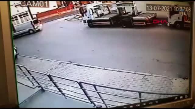 GAZİOSMANPAŞA'DA POLİSTEN KAÇAN ŞÜPHELİLERİN ARACIYLA İETT OTOBÜSÜ ÇARPIŞTI