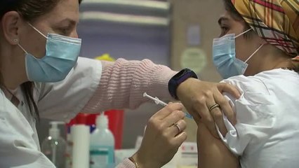Israel pondrá una tercera dosis de la vacuna a los grupos de riesgo