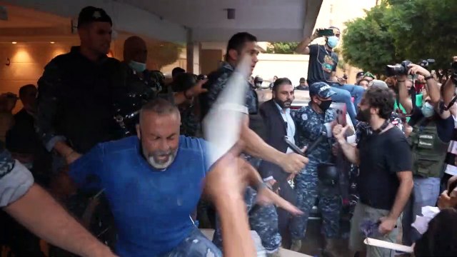 جرحى في مواجهات بين محتجين من أهالي ضحايا انفجار مرفأ بيروت وقوات الأمن