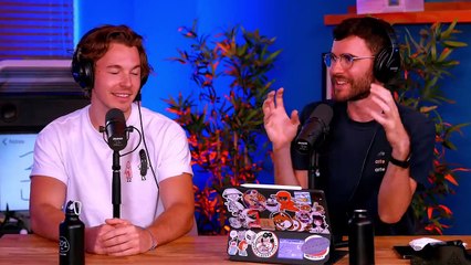 Elle explose la piscine avec son frère dedans !