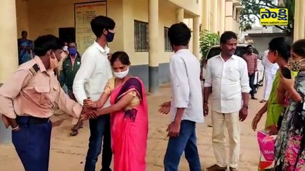 భూ వివాదం: కలెక్టరేట్ ముందు మహిళ ఆత్మహత్యాయత్నం