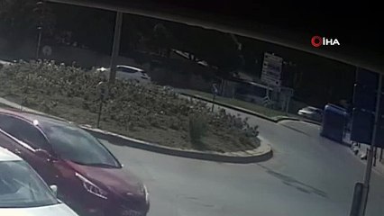 Maltepe’de virajı dönemeyen lüks cipin takla attığı anlar kamerada