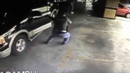 La policía venezolana intenta detener a Guaidó.