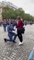 Un militaire de l'armée demande sa fiancée en mariage juste avant le défilé du 14 juillet