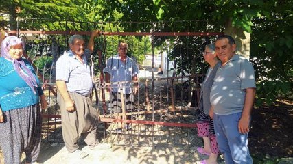 ENİŞTESİNE KIZDI, YOLUNU DEMİR BARİYERLE KAPATTI