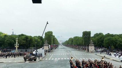 عرض عسكري في باريس بمناسبة العيد الوطني