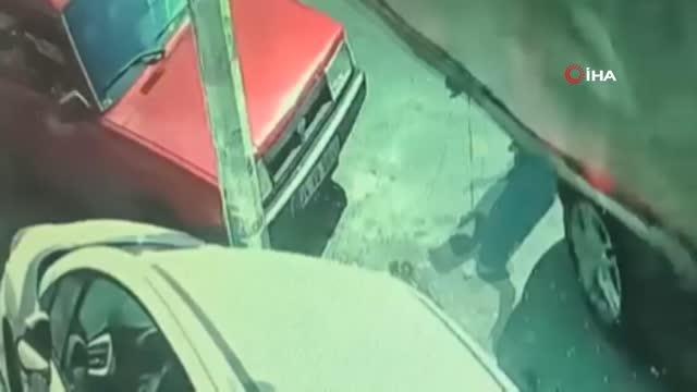 Son dakika... Anne ve bebeğinin aracın altında kalmaktan son anda kurtulduğu kaza kamerada