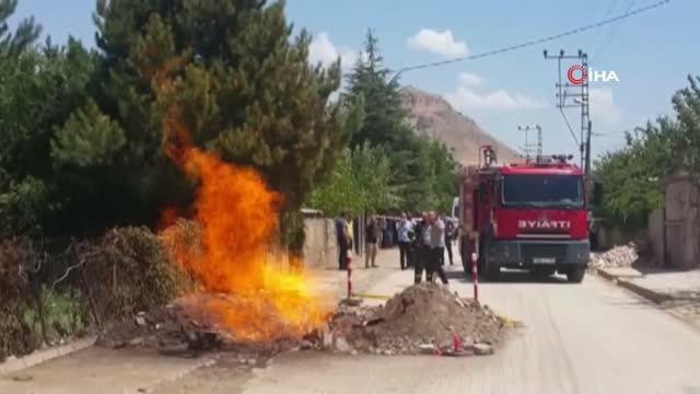 Elazığ'da faciadan dönüldü...Doğalgaz borusu patladı, alevler metrelerce yüksekliğe ulaştı