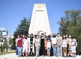 Son dakika... Milli Eğitim Bakanı Selçuk, öğrencilerle Meclis'teki 15 Temmuz Şehitleri Anıtı'na karanfil bıraktı