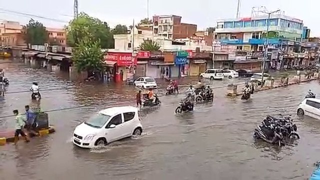 सीकर में तेज बरसात से फिर सड़कें बनी दरिया, नदी- नालों में चली पानी की चादर