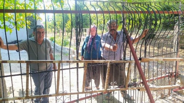 Eniştesine kızdı, yolunu demir bariyerle kapattı