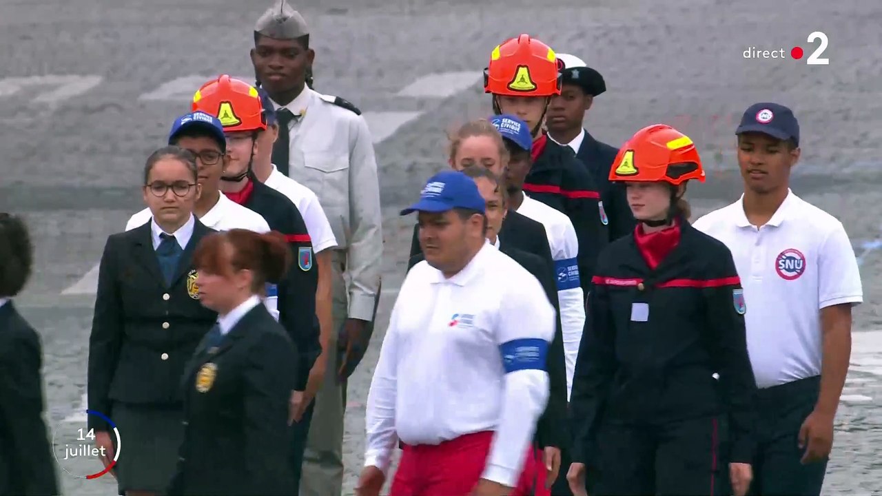 14 juillet - Regardez les militaires qui interprètent de façon surprenante la chanson "Les Champs Elysées" de Joe Dassin devant la tribune officielle