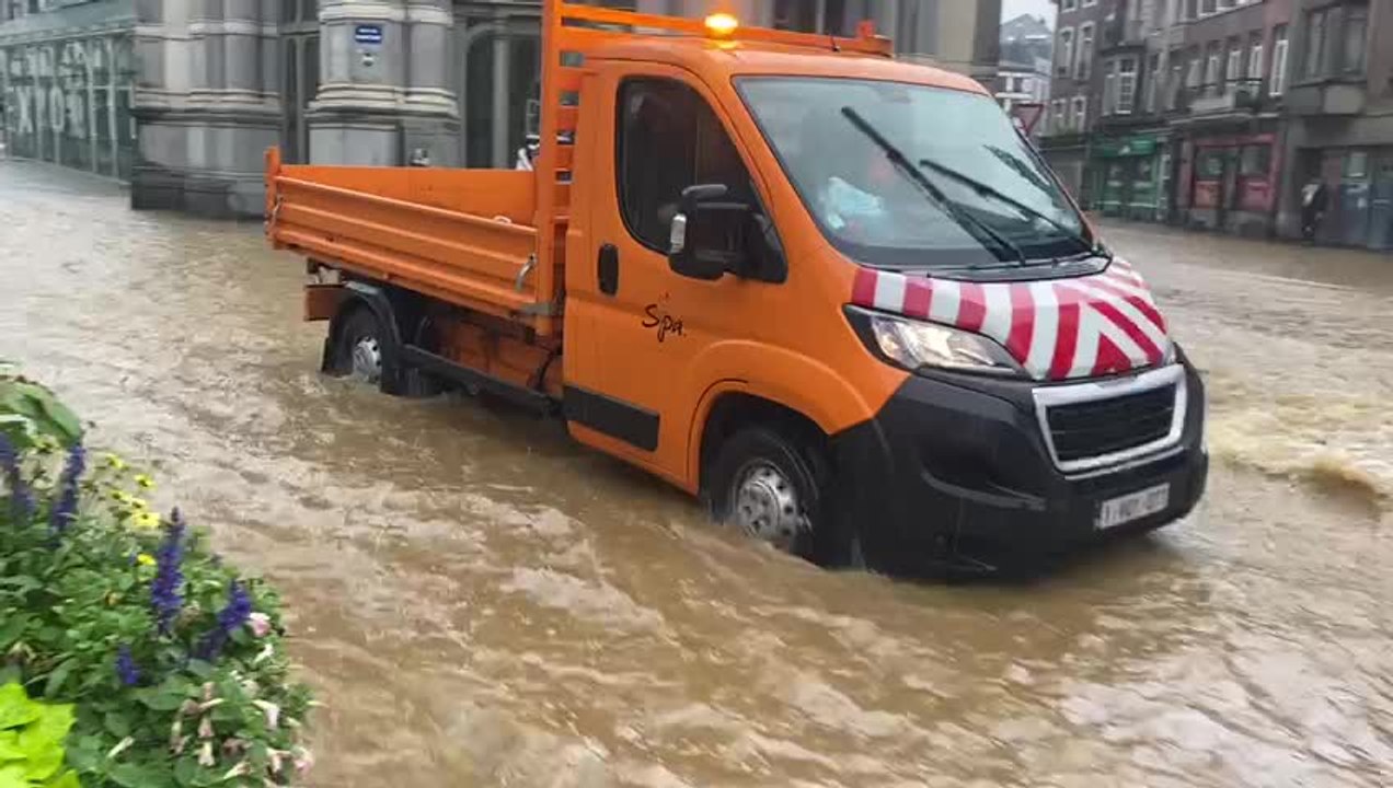 Theux et Spa complètement sous eaux! «1 mètre d’eau place du Perron à Theux», Spa inondé et sans électricité