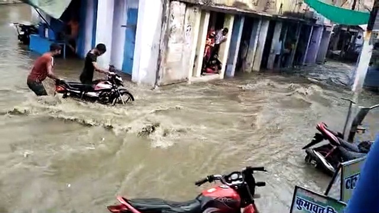 सीकर में तेज बरसात से फिर सड़कें बनी दरिया, नदी...