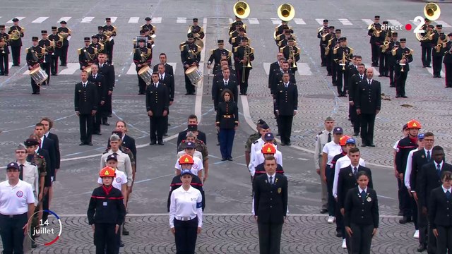 14 Juillet - La très belle Marseillaise interprétée à la fin du défilé Place de la Concorde face au gouvernement réuni sur la tribune officielle