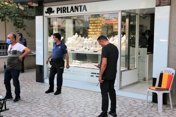 Kuyumcunun iyi niyetinden faydalanıp, bıçak zoru ile gasp etmek istedi