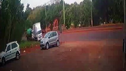 Vídeo mostra colisão de forte impacto que envolveu dois caminhões e um carro