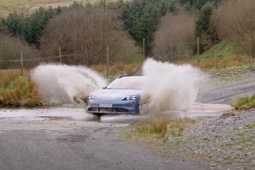 VIDEO: Así se prueba el Porsche Taycan Cross Turismo...  ¡Drift, barro y muchas más perrerías!