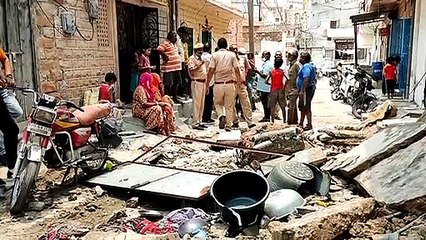 जर्जर बालकनी गिरी, महिला चोटिल