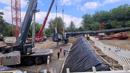 Deux chanceux pendant le redressement d'une grue