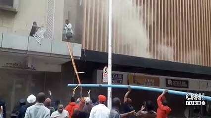 Çocuğunu kurtarmak için aşağı attı