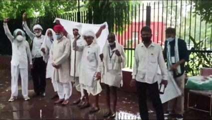 तेज बरसात में भी डटे रहे राजस्थान के बेरोजगार और किसान