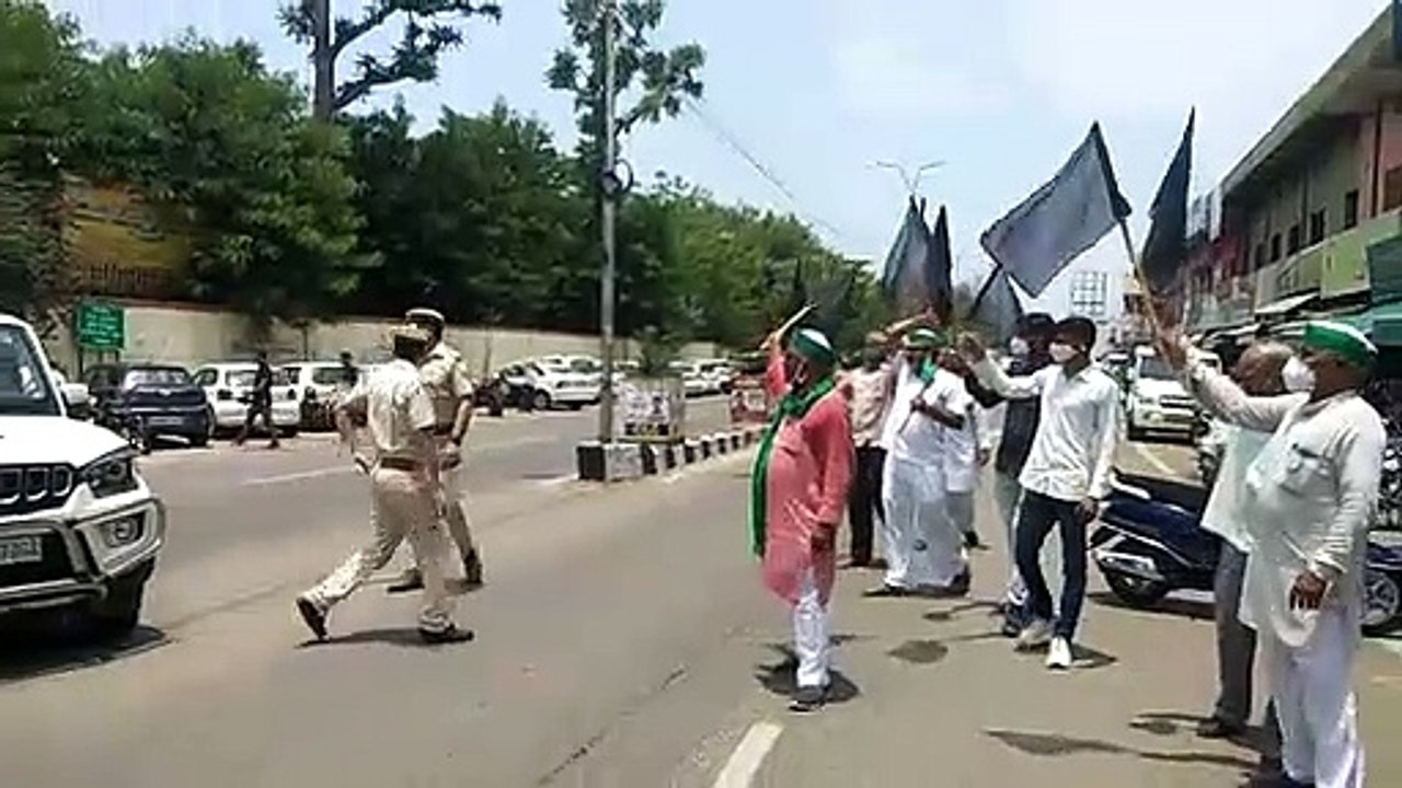 महंगाई के विरोध में सांसद को दिखाए काले झंडे, फूंका पीएम मोदी का पुतला