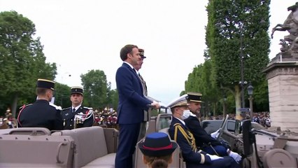 Parigi in parata contro il virus