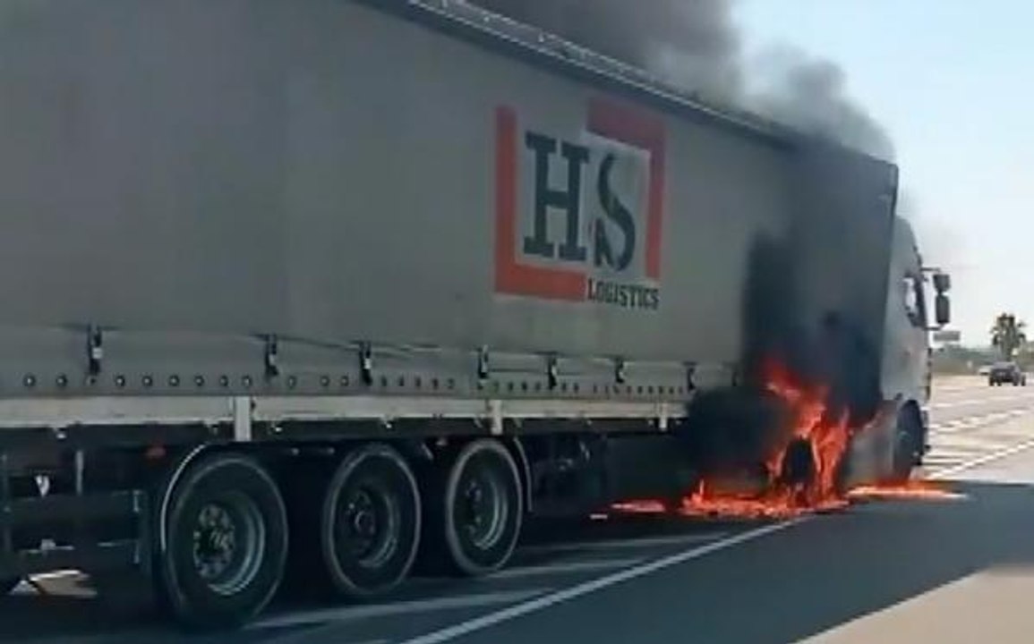 Antalya'da seyir halindeki TIR, alev alev yandı
