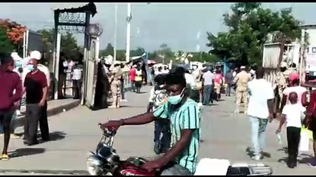 Haitianos cruzan a comprar productos en Dajabón