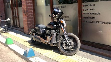 Motosikletinin üzerine oturan gençleri uyardı, defalarca bıçaklandı