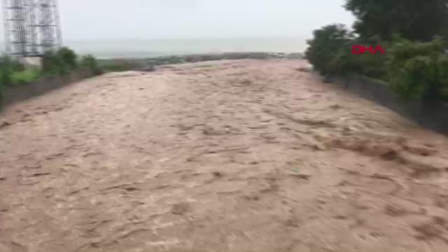 RİZE'DE DERELER TAŞTI, YOLLAR KAPANDI