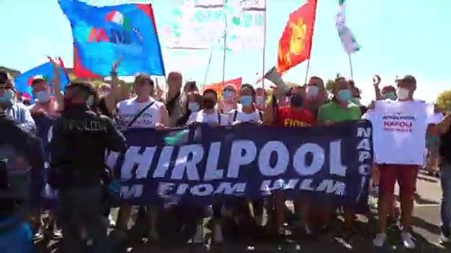 Santa Maria Capua Vetere, la protesta dei lavoratori Whirlpool: Vogliamo un incontro con Draghi