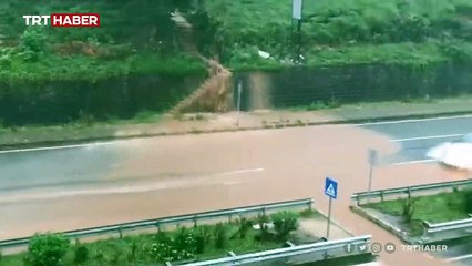 Rize'de sağanak: Evleri su bastı, yollar kapandı